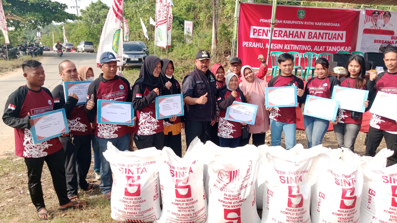 Bupati Kukar Serahkan Bantuan Program 25 Ribu Nelyan Produktif di Kelurahan Mangkurawang