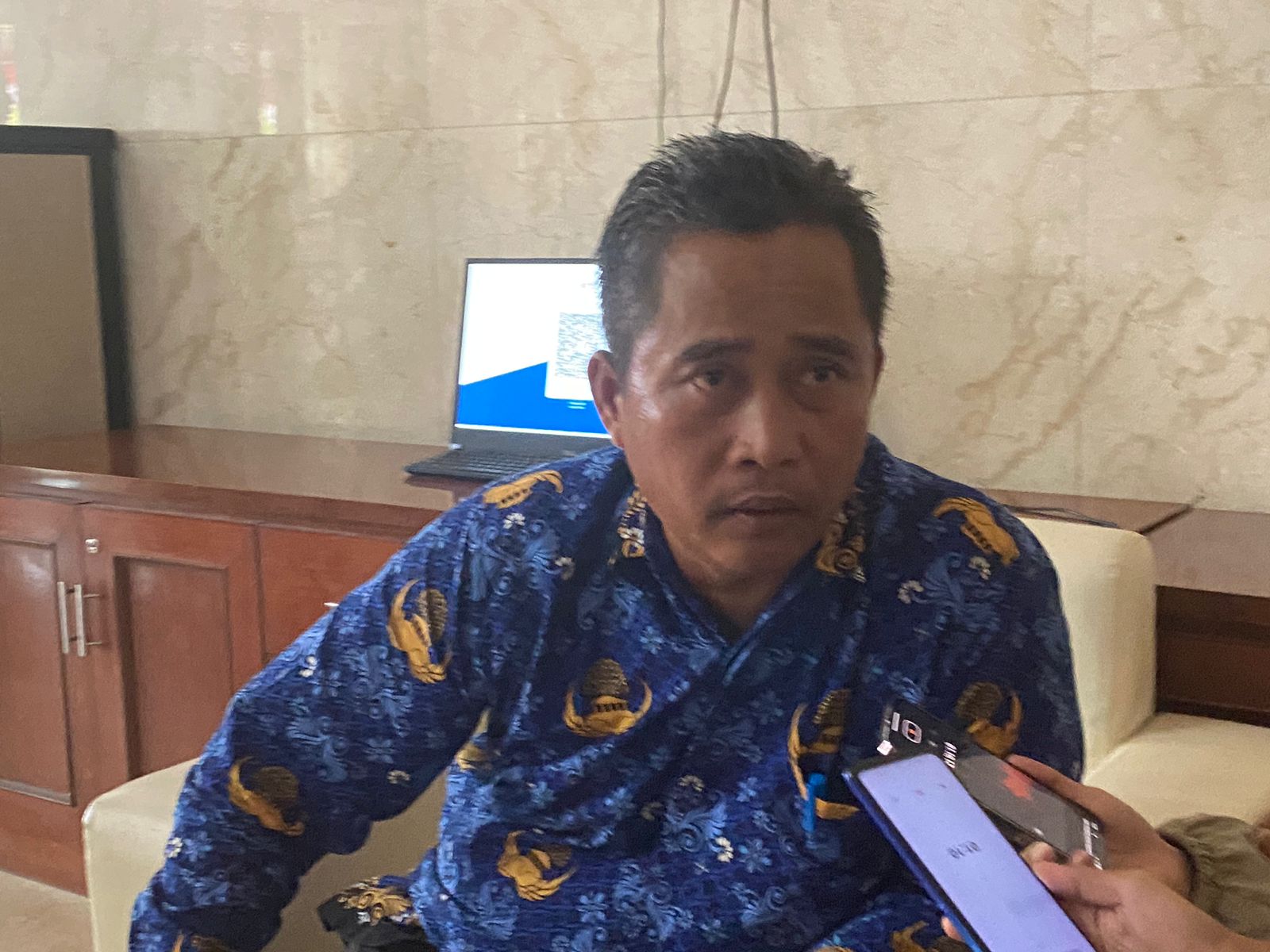 Camat Tenggarong Bergerak Cepat, Beri Bantuan Pada Keluarga Terlantar di Tenggarong