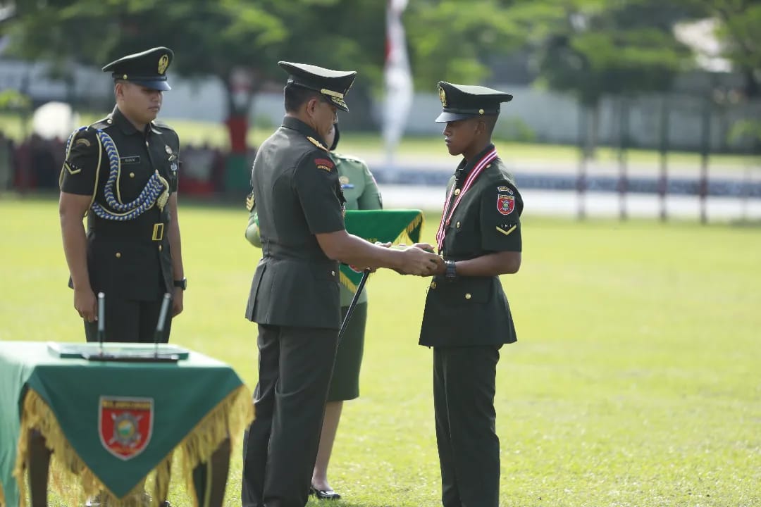 Upacara Penutupan Program Studi Pendidikan Pertama Bintara Tentara Nasional Indonesia (TNI) Angkatan Darat (AD) tahun 2023.
