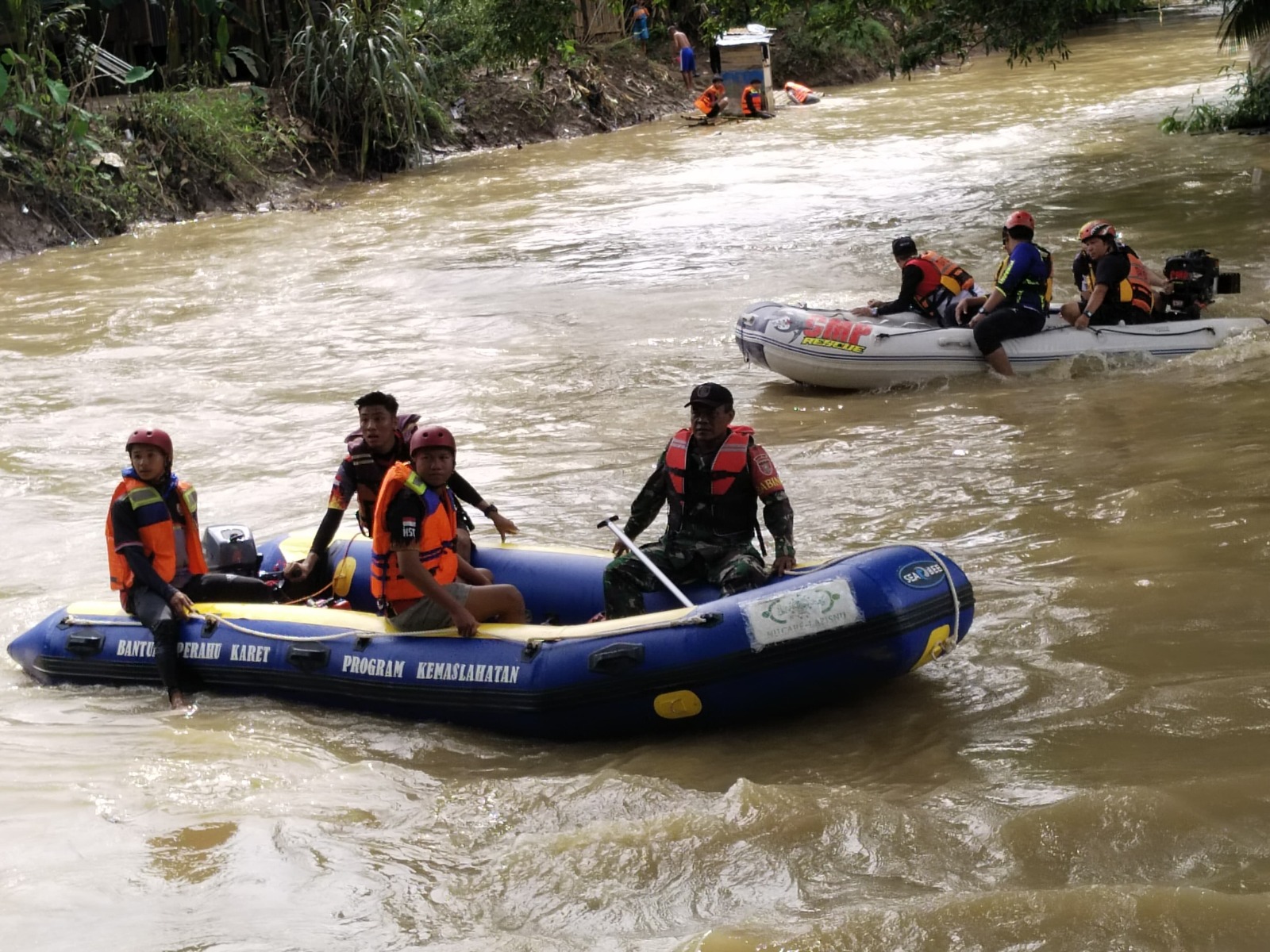 Prajurit Koramil 1002-06 Terlibat dalam Upaya Penyelamatan Remaja Tenggelam di Sungai Barabai