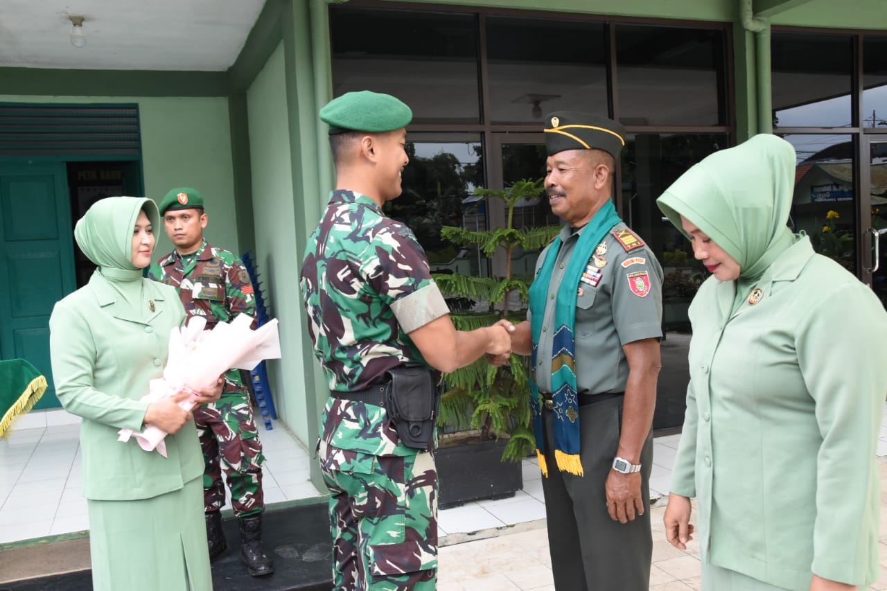 Berikan Penghargaan, Dandim 1002/HST Memimpin Acara Wisuda Purna Tugas dan Penyambutan Anggota Baru