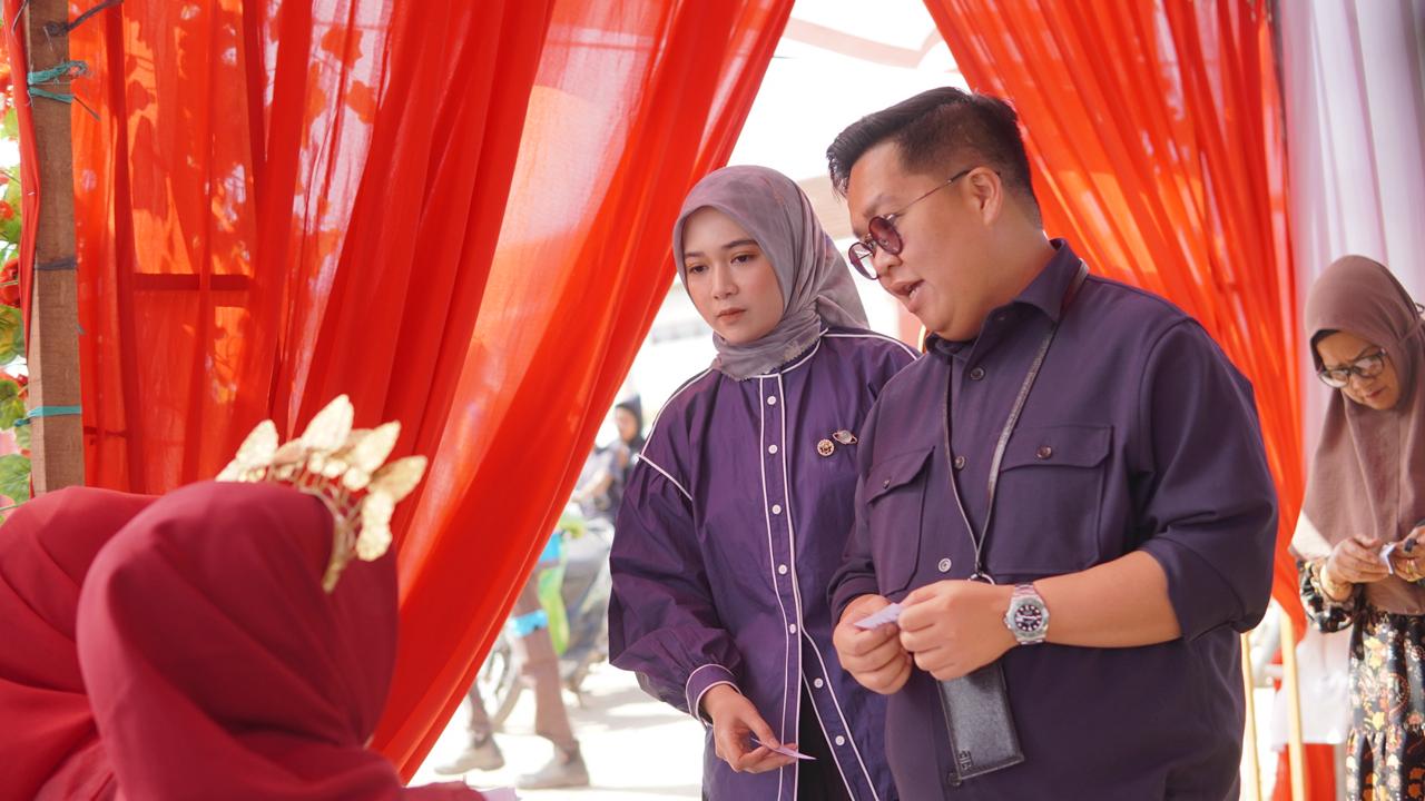 Rendi Solihin dan Istri Gunakan Hak Pilih di TPS 13 Samboja