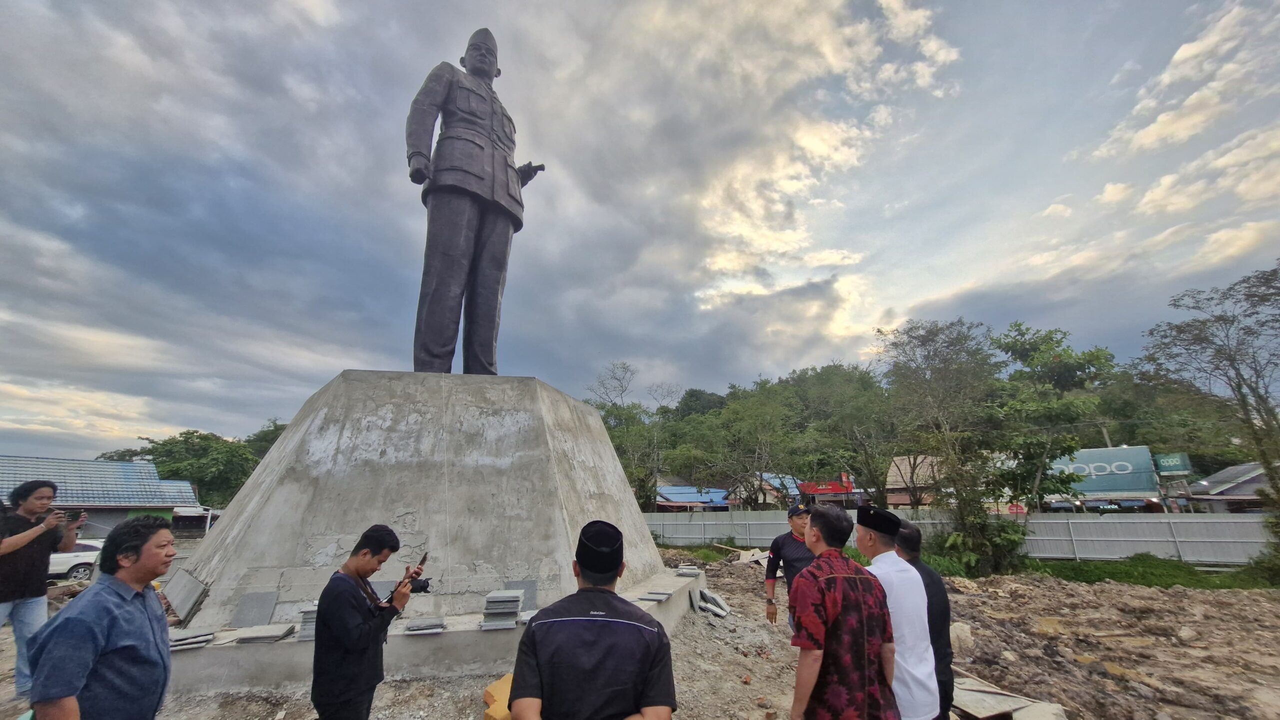 Wabup Rendi Solihin Tinjau Pembangunan Patung Bung Karno di Sangasanga
